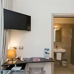 Hotel Corona מלון טיראנו