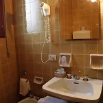 Hotel Corona فندق