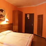 מלון Hotel Corona 3*