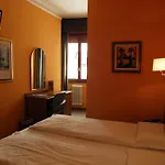 Hotel Corona מלון 3*