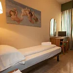 فندق Hotel Corona 3*