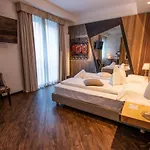 Hotel Corona מלון טיראנו