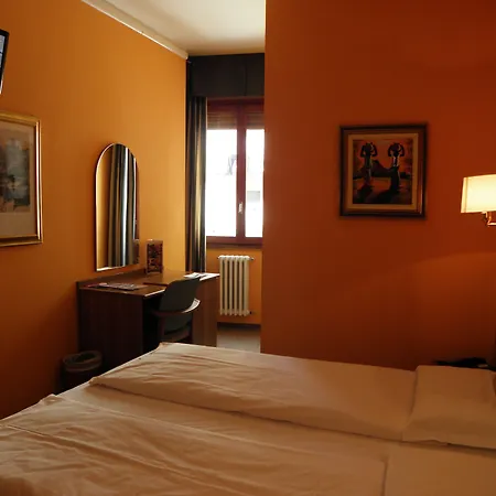 فندق Hotel Corona تيرانو