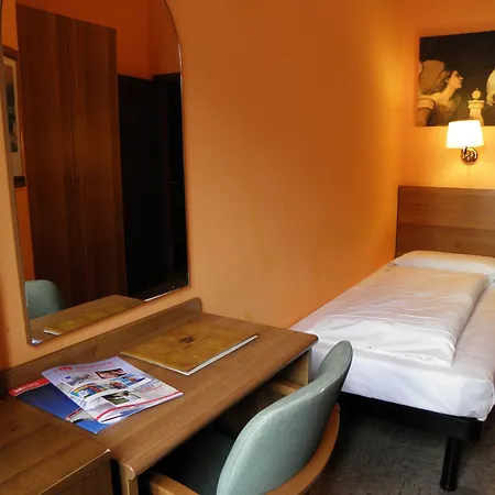 فندق Hotel Corona تيرانو