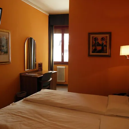Hotel Corona Ξενοδοχείο 3*