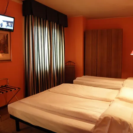 Hotel Corona فندق