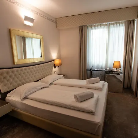 Hotel Corona فندق تيرانو