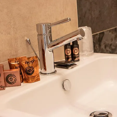 فندق Hotel Corona تيرانو