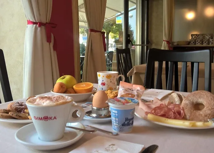 Hotell Hotel Corona Tirano